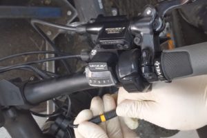 connect the throttle plug with the connector plug