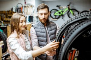 choosing tubeless tire at the bike shop